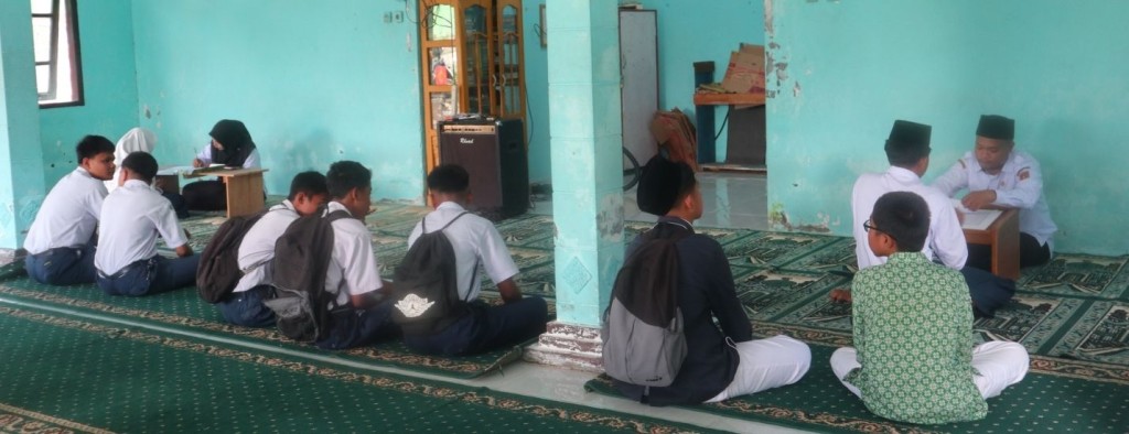 Calon Siswa Mengikuti Tes Baca Al-Qur'an